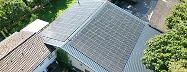 Photovoltaik-Anlage auf dem Dach unserer Firmenhalle - der baum braun